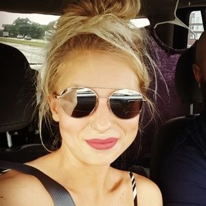 Meet your Posher, Alexis